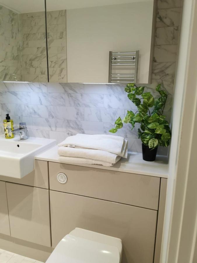 Apartamento Comfy 1 Bed Studio 1 Minute From Train Station Londres Exterior foto